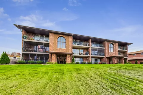 8205 Millstone Dr #8-2C, Palos Hills, IL 60465