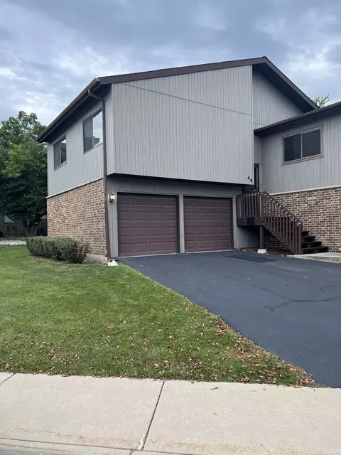 44 Lake Point Dr, Roselle, IL 60172