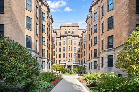 550 W Surf St #308, Chicago, IL 60657