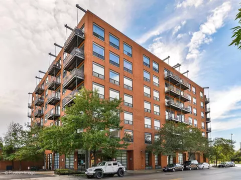 859 W Erie St #403, Chicago, IL 60642