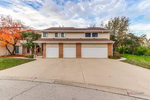 1030 Pine Tree Cir N, Buffalo Grove, IL 60089