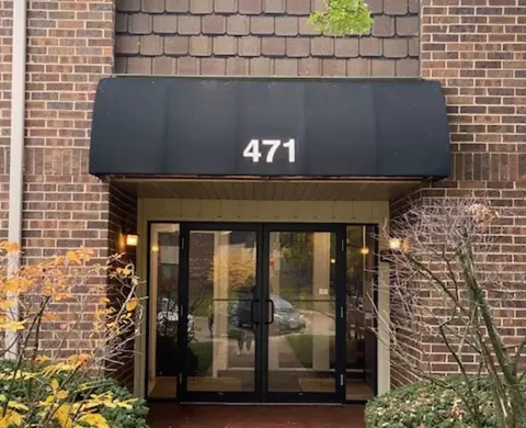 471 Raintree Ct #1B, Glen Ellyn, IL 60137