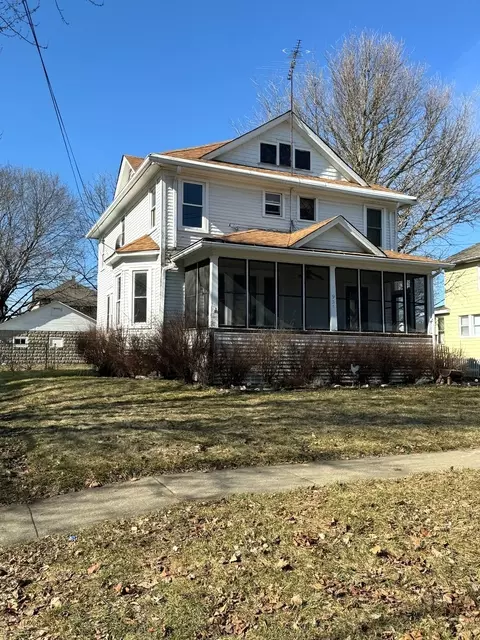 931 Clay St, Woodstock, IL 60098