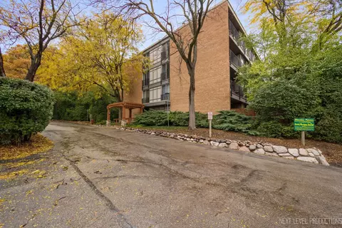 5830 Oakwood Dr #1H, Lisle, IL 60532
