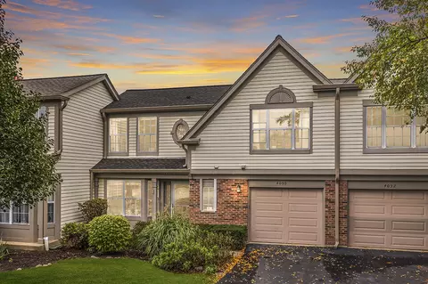 4050 N Newport Ct, Arlington Heights, IL 60004