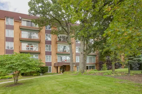 441 N Park Blvd #2F, Glen Ellyn, IL 60137
