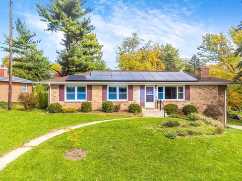 1 Hawthorne Dr, Normal, IL 61761 photo 2