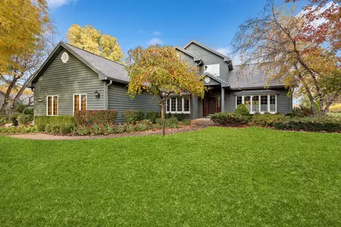 8745 Country Shire Ln, Spring Grove, IL 60081