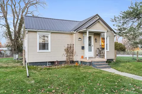 721 E Dodge St, Farmer City, IL 61842