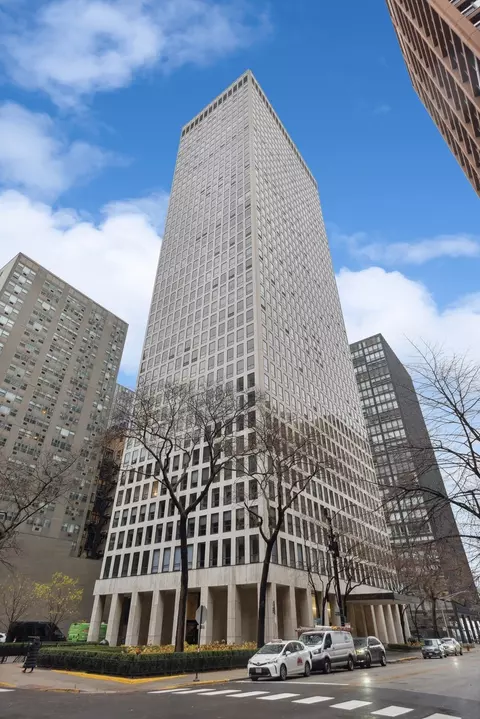 260 E Chestnut St #3305, Chicago, IL 60611