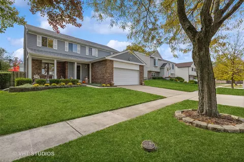 215 Atlantic Dr, Vernon Hills, IL 60061