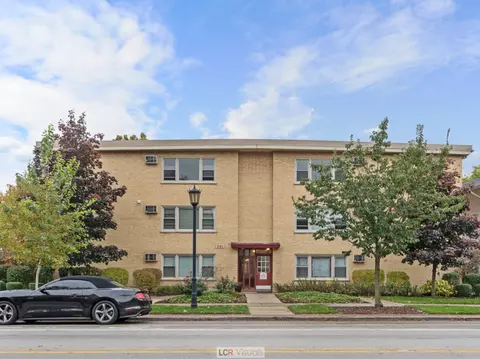 301 Chicago Ave #3NW, Oak Park, IL 60302