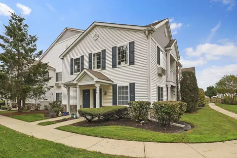 909 Silverstone Dr #909, Carpentersville, IL 60110