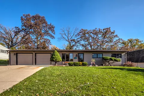 307 Walnut Dr, Streamwood, IL 60107