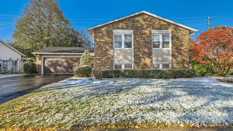 927 Mississippi Ln, Elk Grove Village, IL 60007