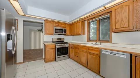 940 Gannon Dr, Hoffman Estates, IL 60169 photo 6