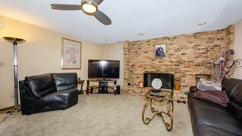 940 Gannon Dr, Hoffman Estates, IL 60169 photo 9