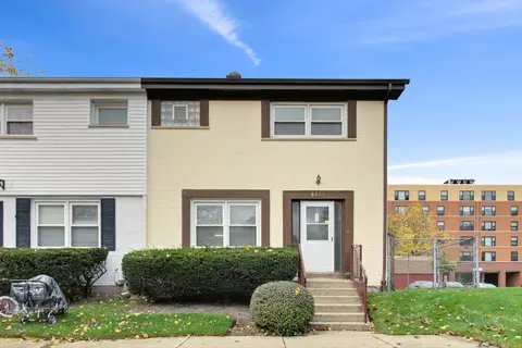 6826 N Sacramento Ave, Chicago, IL 60645