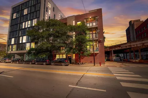 700 W Grand Ave #4EW, Chicago, IL 60654