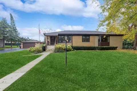 911 W Wood St, Mchenry, IL 60051