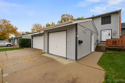 216 Oakwood Ln, Bloomingdale, IL 60108