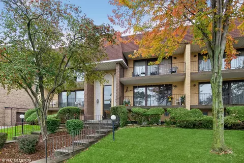 4015 W 93rd St #2, Oak Lawn, IL 60453