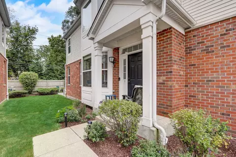 1701 Buckingham Dr, Des Plaines, IL 60018