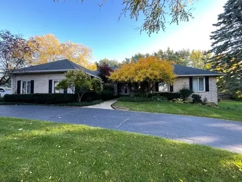 12 N Highview Cir, Hawthorn Woods, IL 60047