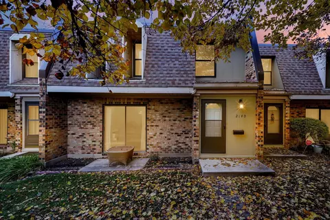 2140 Country Club Dr #2140, Woodridge, IL 60517