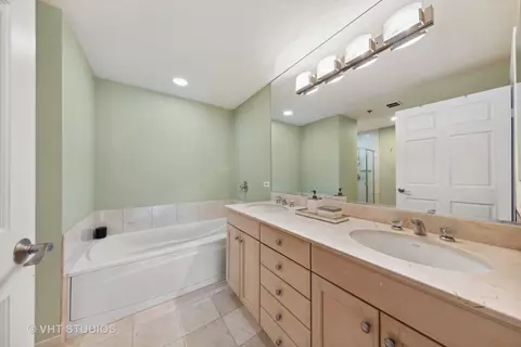 57 E Delaware Pl #2806, Chicago, IL 60611 photo 14