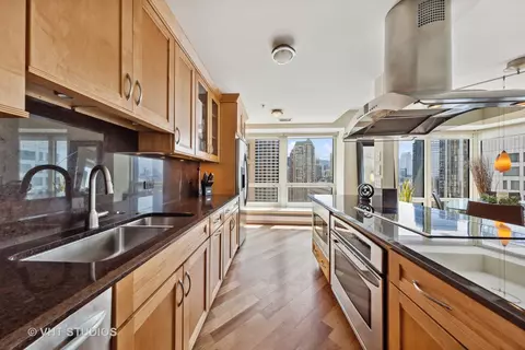 57 E Delaware Pl #2806, Chicago, IL 60611 photo 9