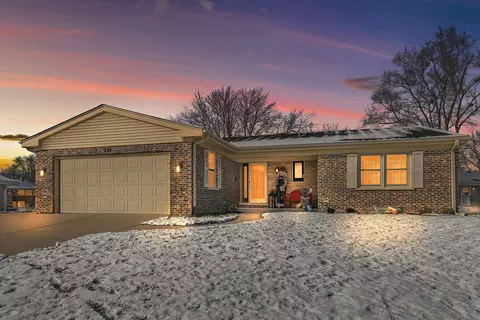 330 High Point Dr, Lindenhurst, IL 60046