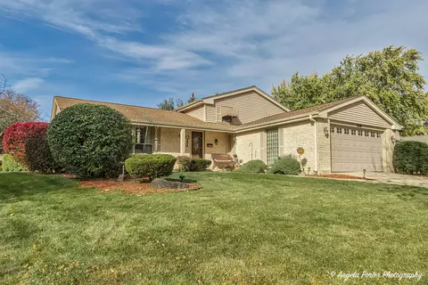 2918 N Dryden Pl, Arlington Heights, IL 60004