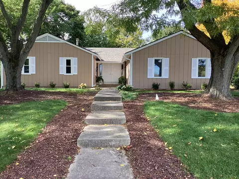 802 Maple Ln, Geneva, IL 60134