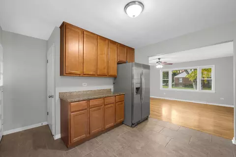 210 E Morse Ave, Bartlett, IL 60103 photo 4