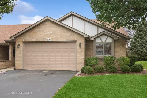 9 S235 Clarenbrook Ct, Willowbrook, IL 60527