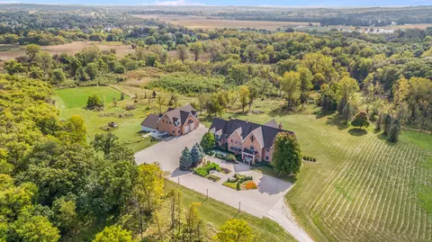 5 N719 Castle Dr, Saint Charles, IL 60175