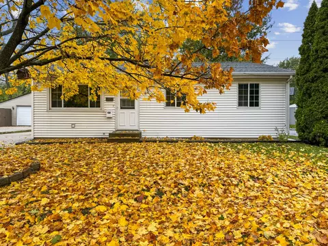 7430 Saturn St, Loves Park, IL 61111