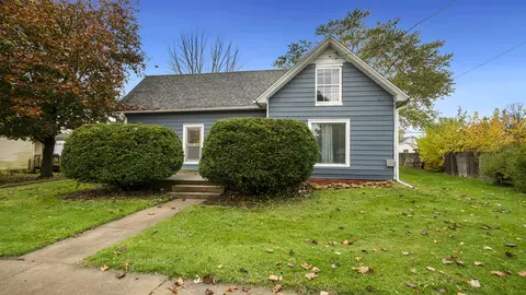702 S 4th St, Oregon, IL 61061