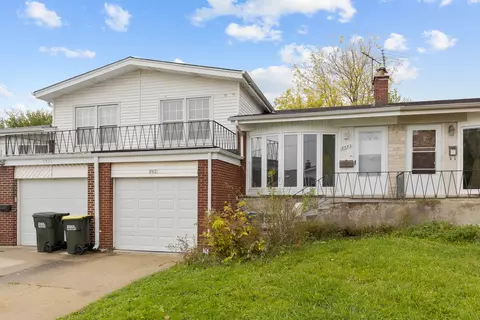 8921 Robin Dr, Des Plaines, IL 60016 photo 2