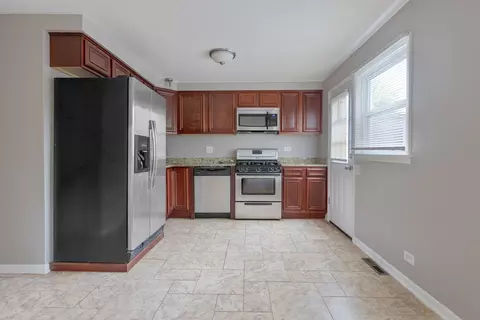 8921 Robin Dr, Des Plaines, IL 60016 photo 10