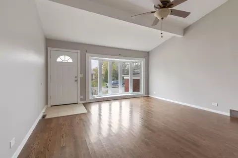 8921 Robin Dr, Des Plaines, IL 60016 photo 4