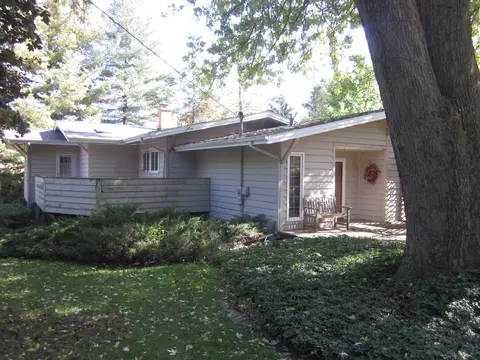 1 Circle Dr, Algonquin, IL 60102