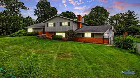 28389 N Oak Knoll Rd, Mchenry, IL 60051