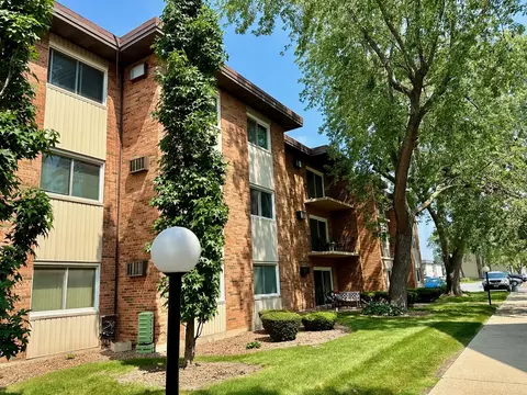 4113 W 97th Pl #302, Oak Lawn, IL 60453
