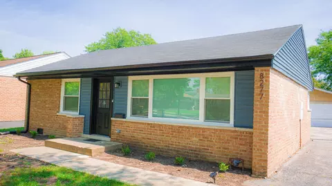 8277 N Elmore St, Niles, IL 60714