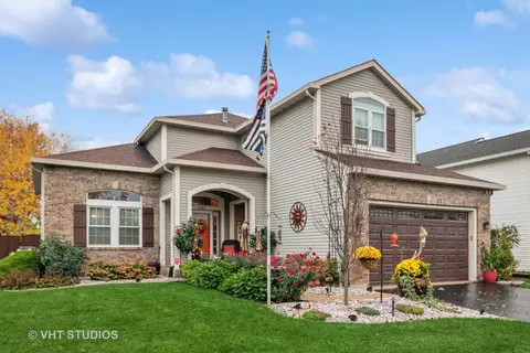 8987 Coppergate Rd, Woodridge, IL 60517