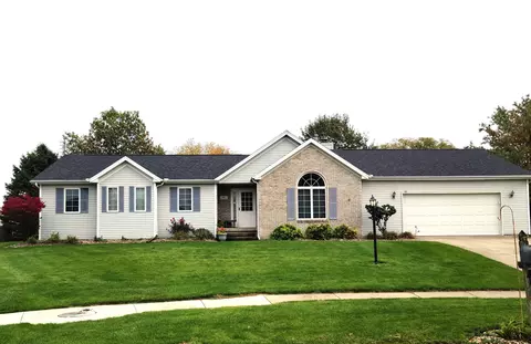 401 Cobblestone Dr, Heyworth, IL 61745