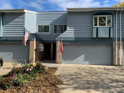 247 Lakeshore Ln, Bloomingdale, IL 60108