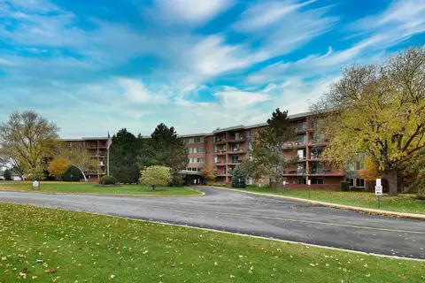 16 E Old Willow Rd #107S, Prospect Heights, IL 60070